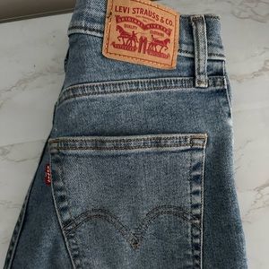 Levi’s Straight Leg Ankle Jean